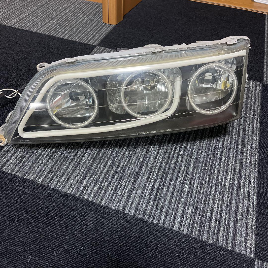 本物品質の 3連イカリング・デイライトウインカー機能付きヘッドライト