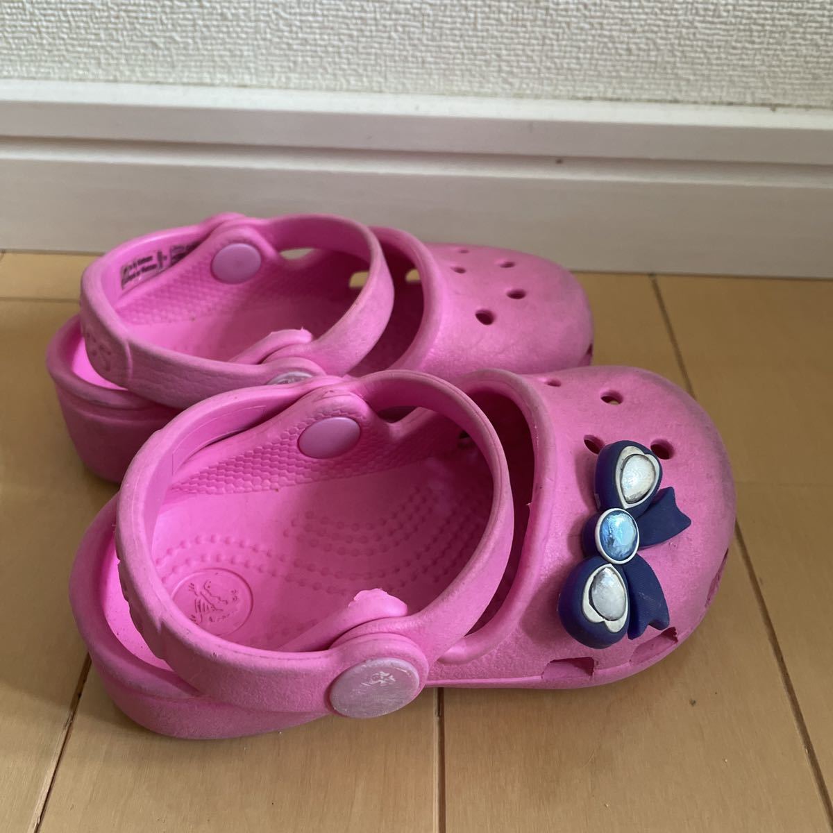 送料込み　クロックス　サンダル 女の子　ピンク crocs C5/13cmくらい　キラキラ紫のリボンシビッツ付き　送料無料_画像3