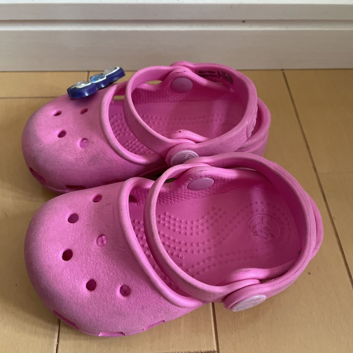 送料込み　クロックス　サンダル 女の子　ピンク crocs C5/13cmくらい　キラキラ紫のリボンシビッツ付き　送料無料_画像2