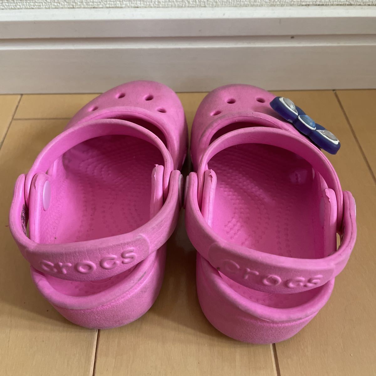 送料込み　クロックス　サンダル 女の子　ピンク crocs C5/13cmくらい　キラキラ紫のリボンシビッツ付き　送料無料_画像4