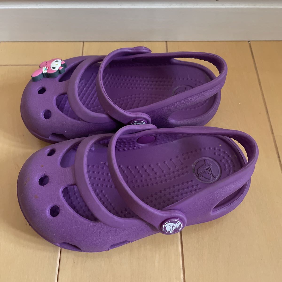 送料込み　クロックスサンダル 女の子　crocs C5/13cmくらい　紫　パープル　マイメロのシビッツ付き　送料無料_画像2