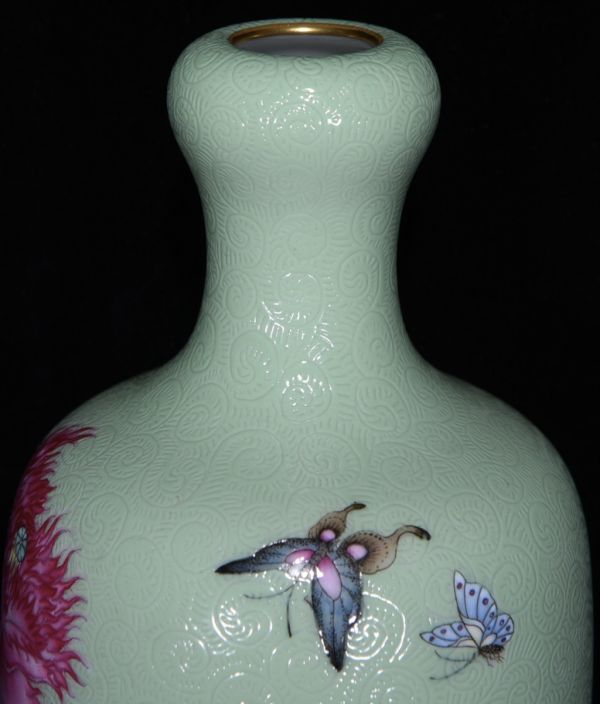 【高評価安い】陶磁器 緑地刻花粉彩花卉紋 梅瓶一対 大清雍正年製 染付 置物擺件 古賞物 中国古美術 蔵出 清