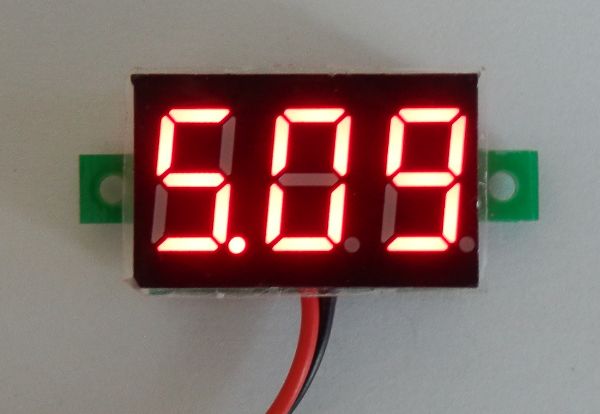 ■ 小型デジタル電圧計 赤 2.5-30V 【簡単２線式】送料120円～_画像1