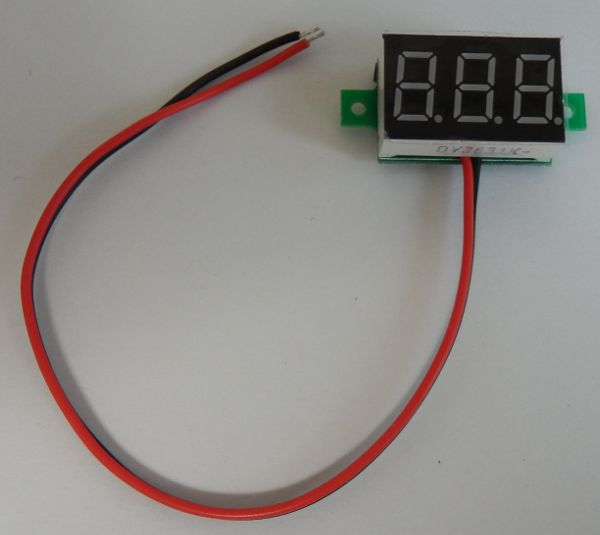 ■ 小型デジタル電圧計 赤 2.5-30V 【簡単２線式】送料120円～_画像2