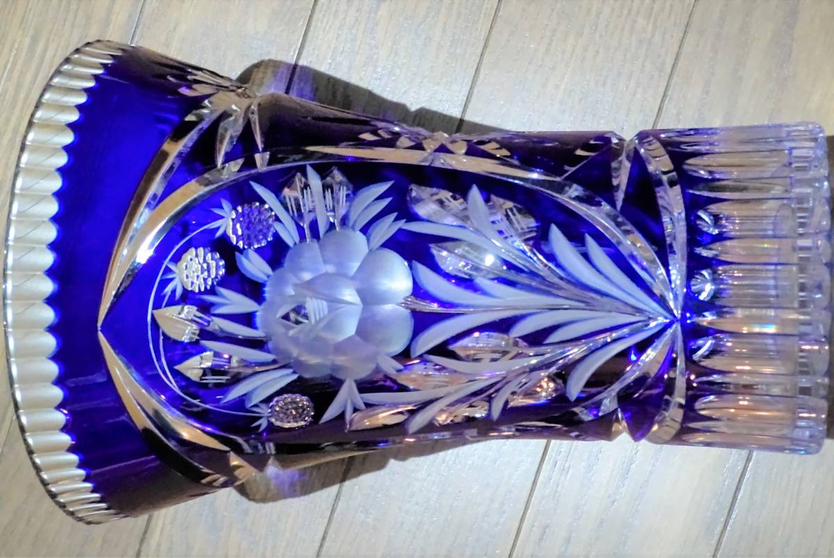 ドイツ製 DRESDEN KRISTALL　ドレスデン クリスタル 青色 切子硝子 フラワーベース 花瓶（高さ26㎝上部17.7㎝下部11.5㎝）
