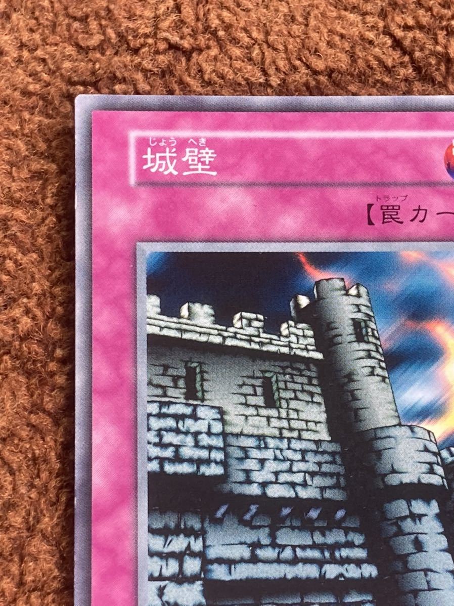  Yugioh card the first period version castle wall . army normal 2 sheets generally is beautiful . light scratch . equipped D20