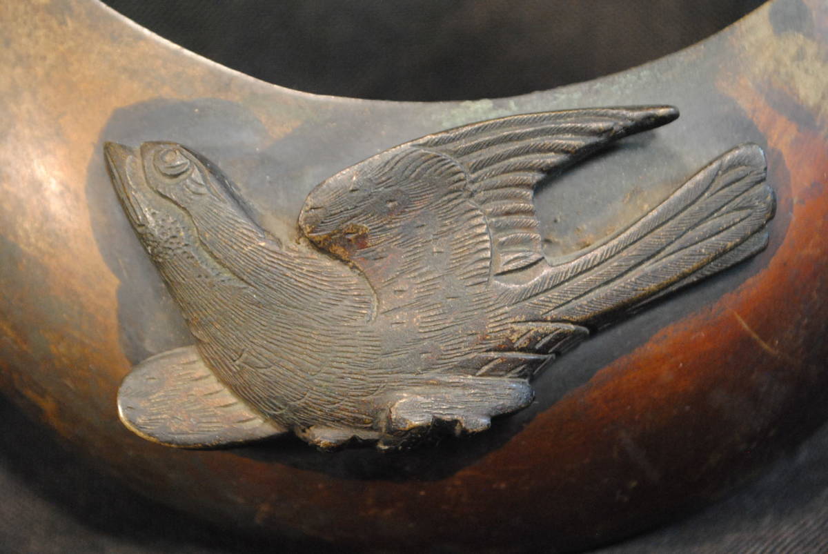 江戸時代の花器　真鍮製　三日月　花生け　彫金嵌め込み飾りの鳥　160x135x60ミリ_画像3