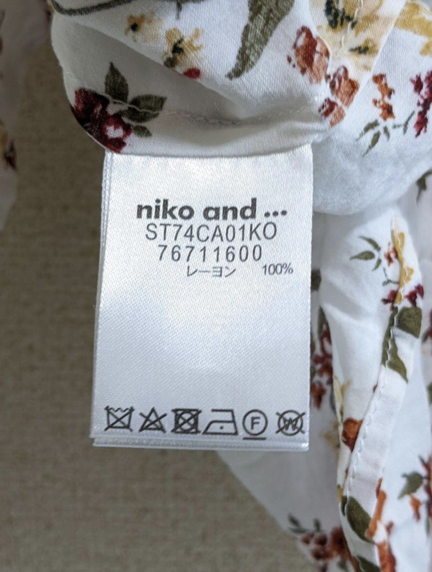 niko and ...　ニコアンド　ノーカラーシャツ　長袖　白　花柄ゆったり　大きめ　前丈短め　サイズ4美品 オーバーブラウス