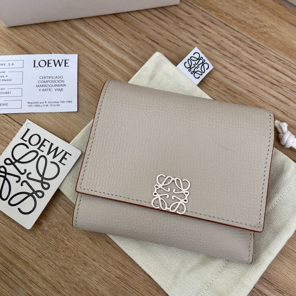 チープ LOEWE ロエベ 8 cc ウォレット 三つ折り財布 nuseluj.com