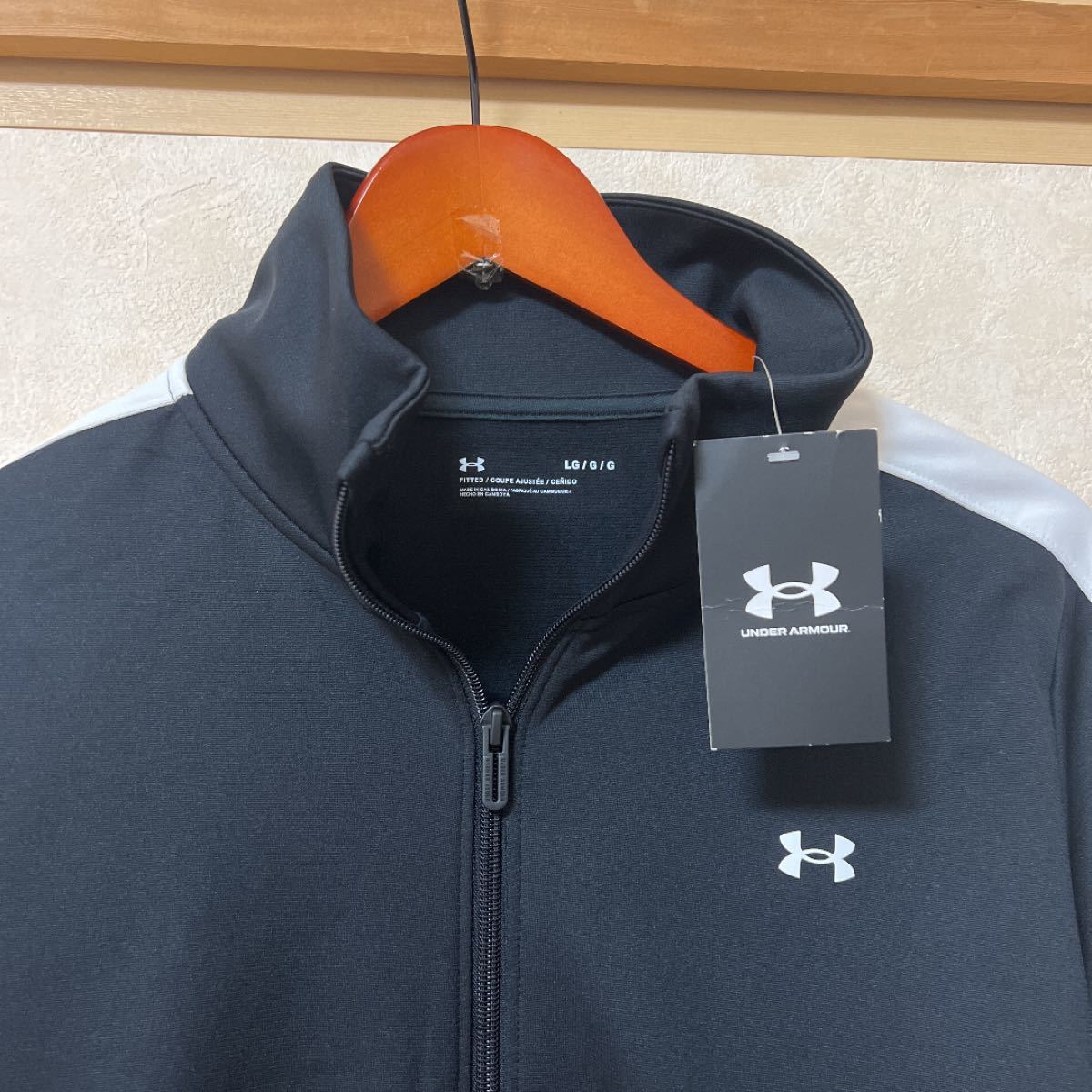 アンダーアーマー フィッティド 上下セット ジャージ トラックパンツ ブラック 新品未使用 UNDER ARMOUR 特売イチオリーズ アンダーアーマー フィッティド 上下セット ジャージ トラックパンツ ブラック テーラードジャケット
