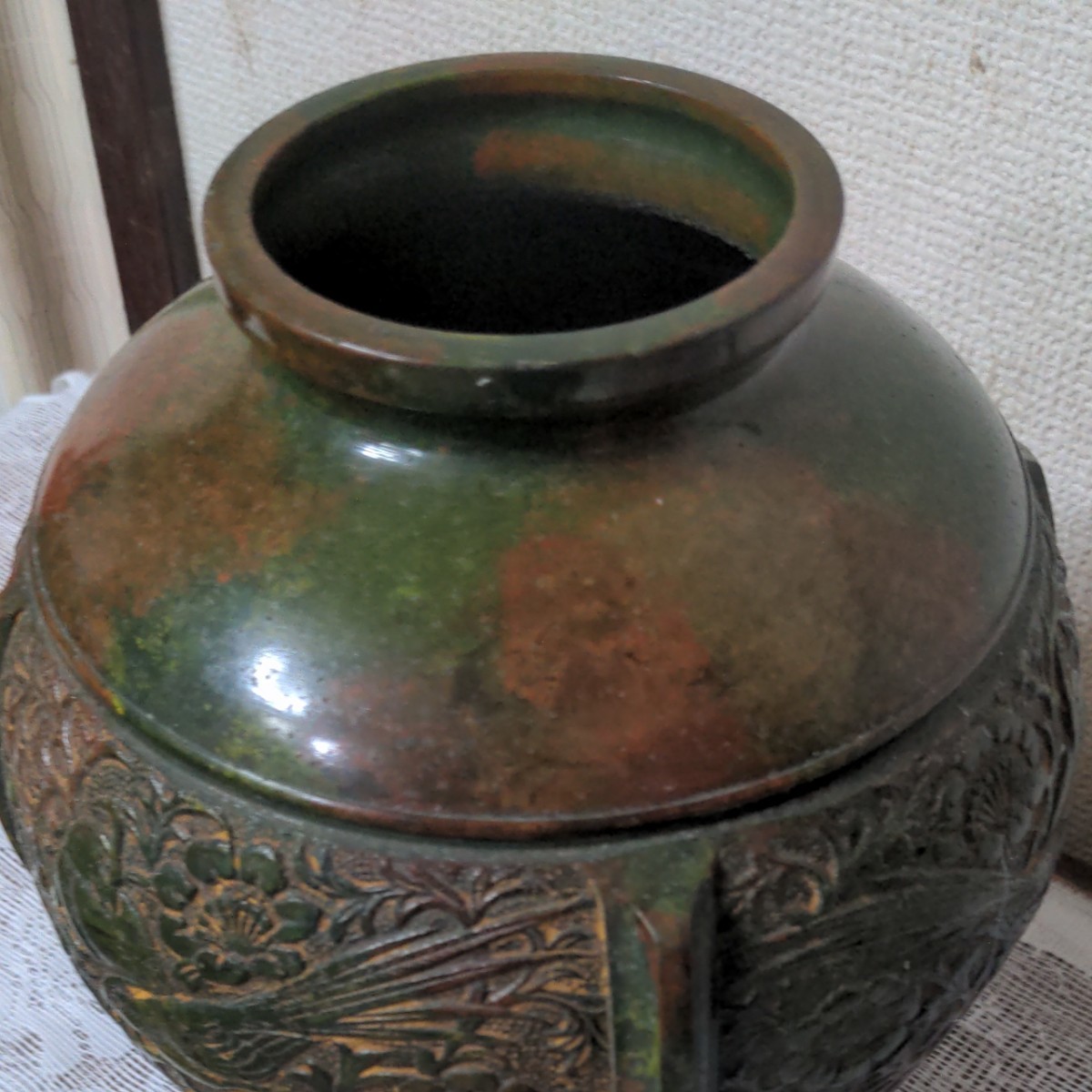 お蔵出しの品。昭和レトロな鋳物の花瓶・飾り壷。夫婦ツバメに梅絵柄。