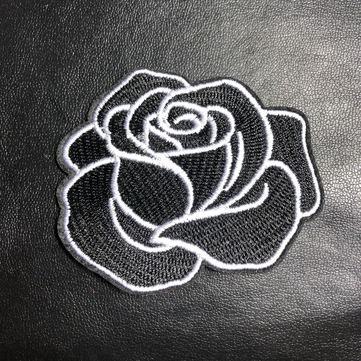 【ワッペン】薔薇 バラ ローズ ブラック ホワイト 刺繍 メンズ ジーンズ パンク ジャケット アイロン 【アップリケ】