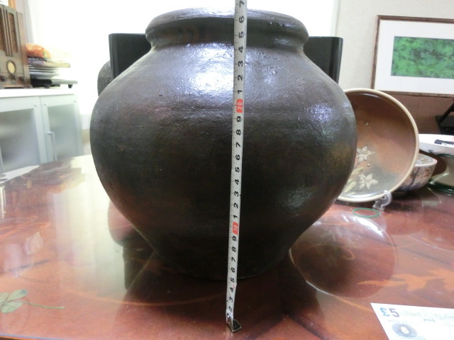 丹波の壺と思います、備前の壺、常滑の壺の可能性あり。口が太く特長あり、画像３と８の黒い釉薬が特長。