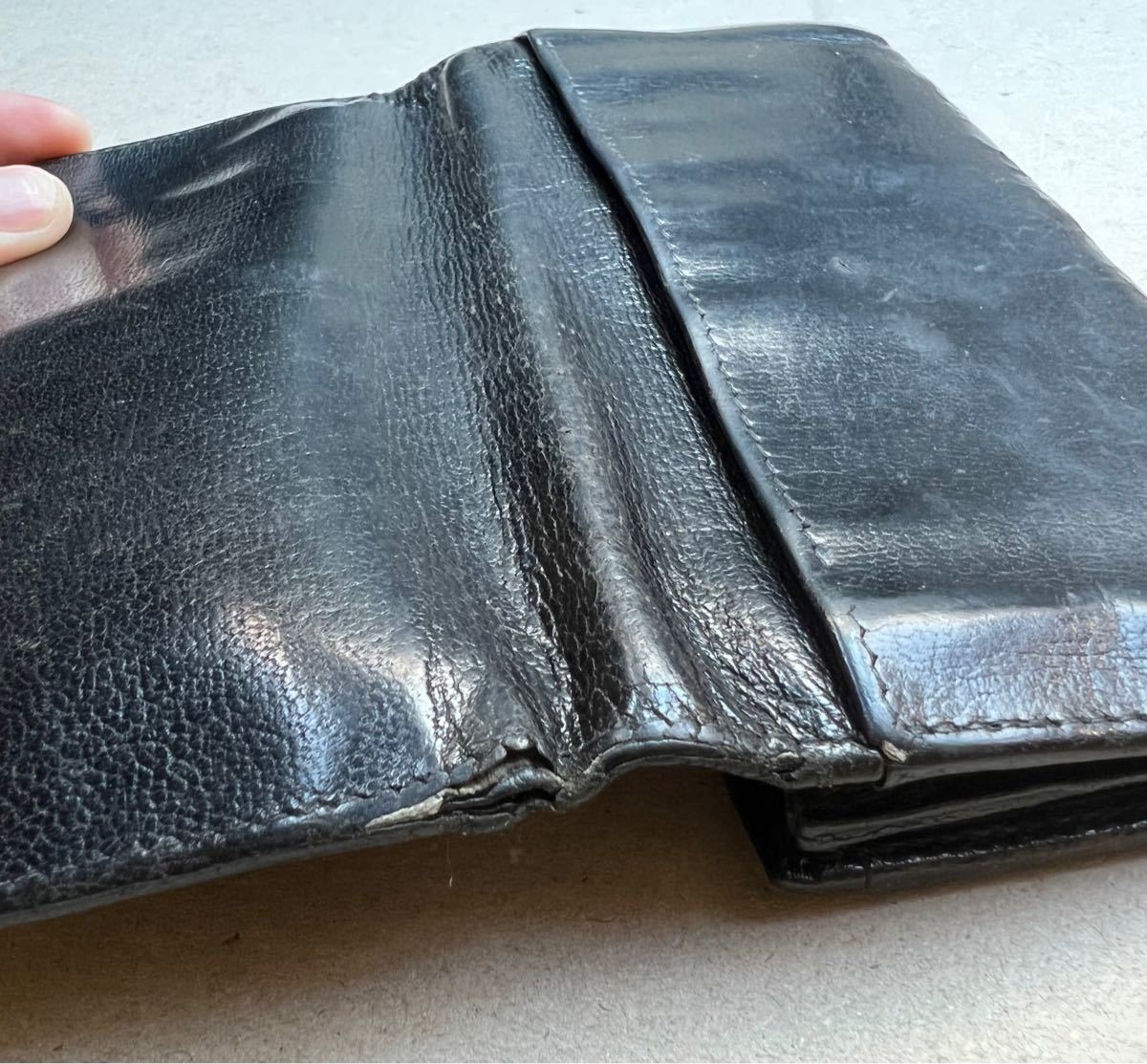 Gucci 長財布 レザー 使用頻度が高い　小銭入れのところに破れがある