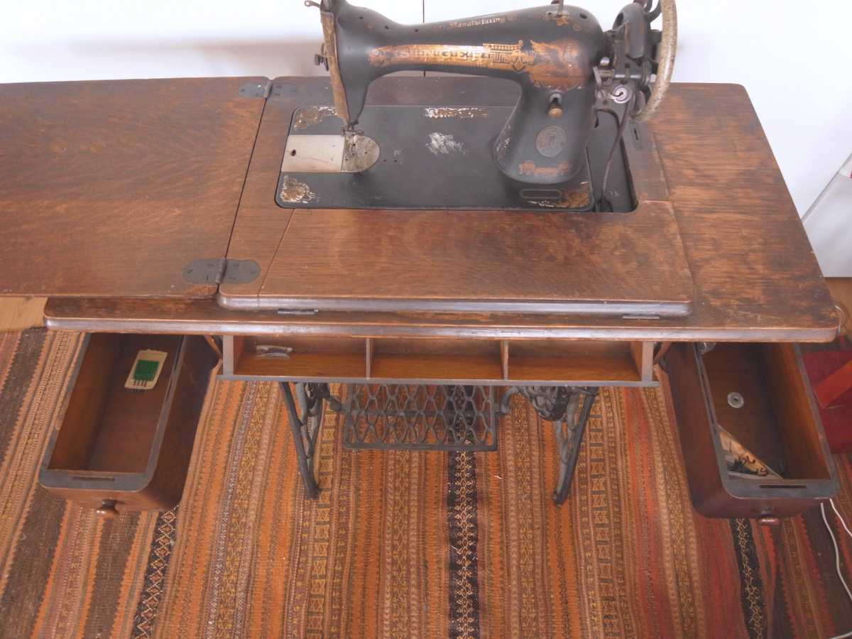 1922 year made singer pair . sewing machine y406244s fins ks pattern antique singer 15 desk desk interior VINTAGE Mid-century union