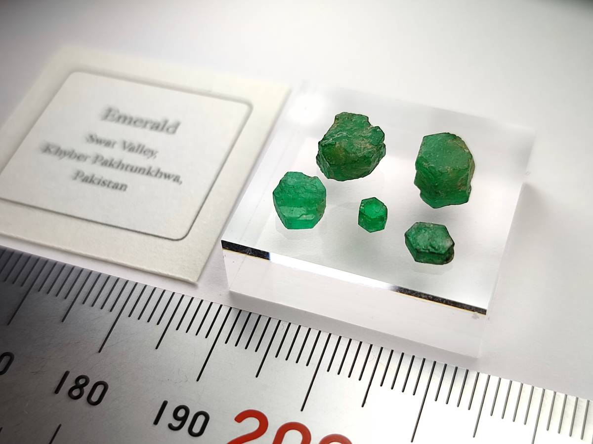 エメラルド Emerald ☆ パキスタン・スワット渓谷産 鉱物 原石 宝石 緑