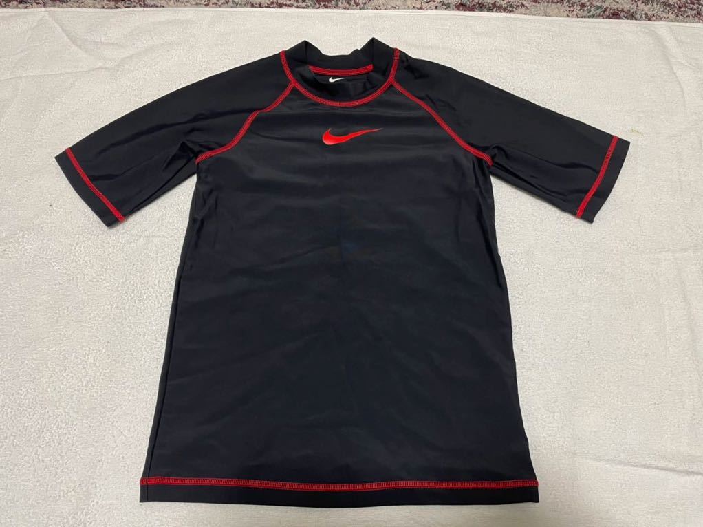 美品!NIKE ナイキ 男の子 半袖ラッシュガード 水着 150cm スイムウエア 黒×赤ライン 145-155