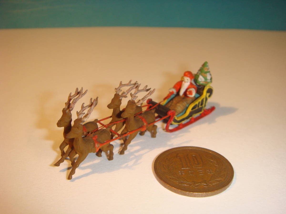 ミニチュアサイズ　トナカイのソリに乗ったクリスマスサンタさん　アンチモニー製_全長約7cm 最大の高さ約2cm 最大幅約1.5cm