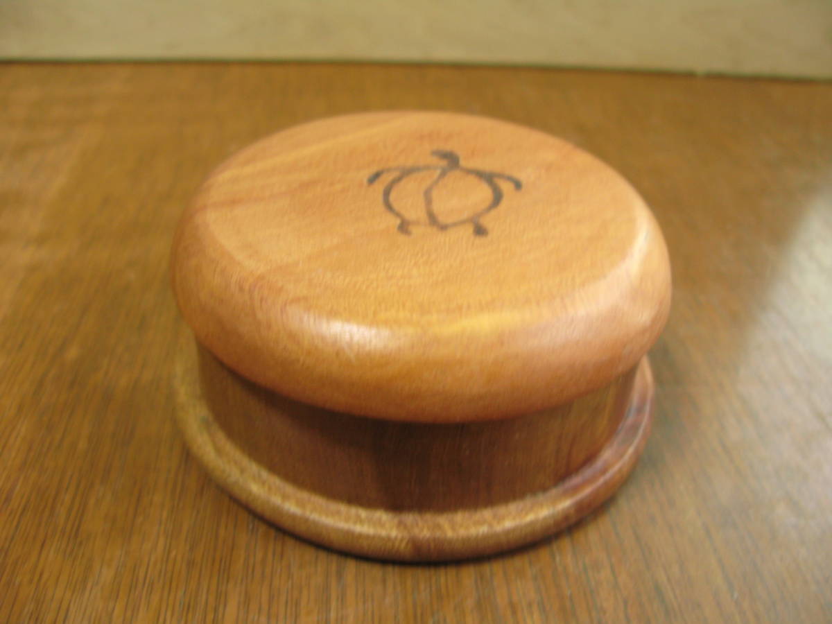 木製　木箱　カマ二ウッドKAMANI WOODS ハワイ　丸型　亀　直径約１０．５cm　ヴィンテージ (s71)_画像1