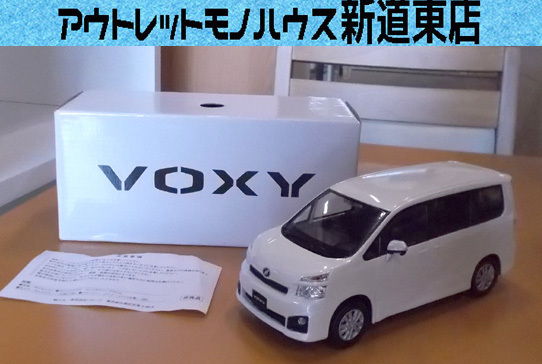 希少 1/24 TOYOTA VOXY ミニカー ホワイトパールクリスタルシャイン プルバック 白 トヨタ ヴォクシー 非売品 札幌市東区 新道東店