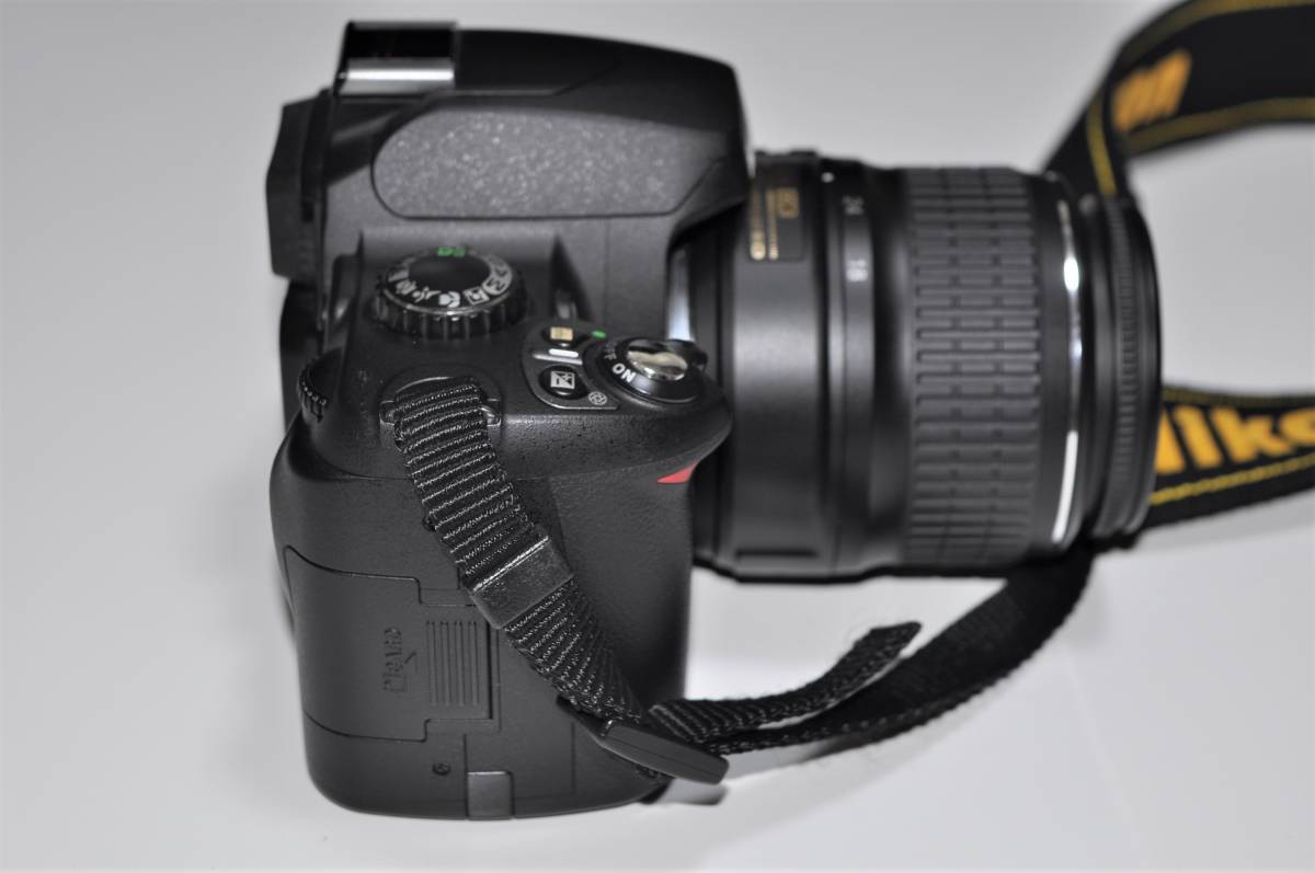 【美品】Nikon ニコン D40x+AF-S DX NIKKOR 18-55mm F3.5-5.6 GⅡ ショット数822枚（ケース付）_画像3