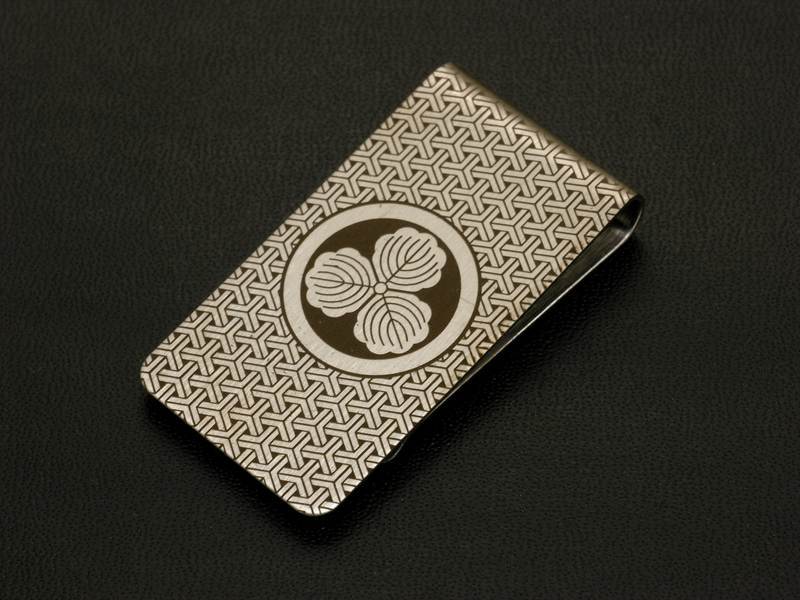 Paypayフリマ 丸に三つ柏 家紋入り マネークリップ まるにみつがしわ Money Clip 戦国武将 家紋グッズ 送料無料 オーダーメイド可 Paypayフリマ 丸に三つ柏 家紋入り マネークリップ まるにみつがしわ Money Clip 戦国武将 家紋グッズ 送料無料 オーダーメイド可