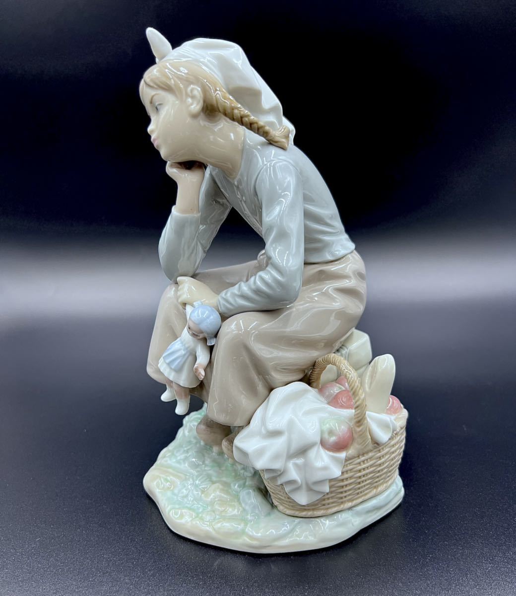 多数販売 【希少】LLADRO リヤドロ　No.1211 『人形を持つ少女』西洋陶磁器 置物