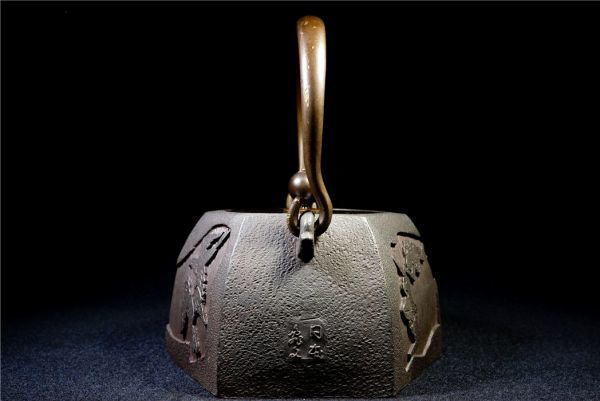 特価最安値鉄細工 鹿文 唐銅蓋 銅取手 日本亀文在銘 鉄瓶 開運置物 高さ約20.5cm 重さ約1.74kg 鉄瓶