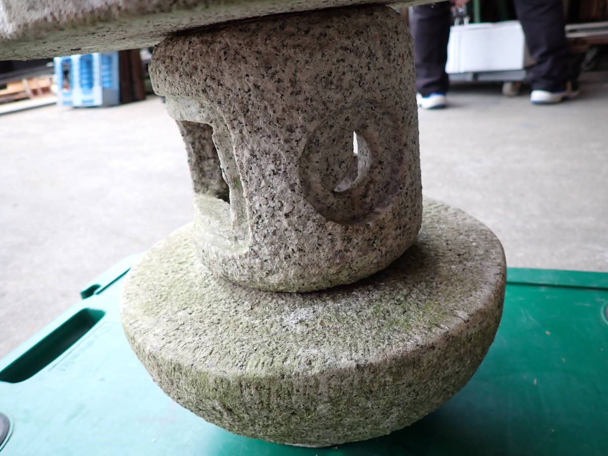 042704.. камень маленький размер лампа . лампа ..... двор камень . Tsukuba . скол .. камень .