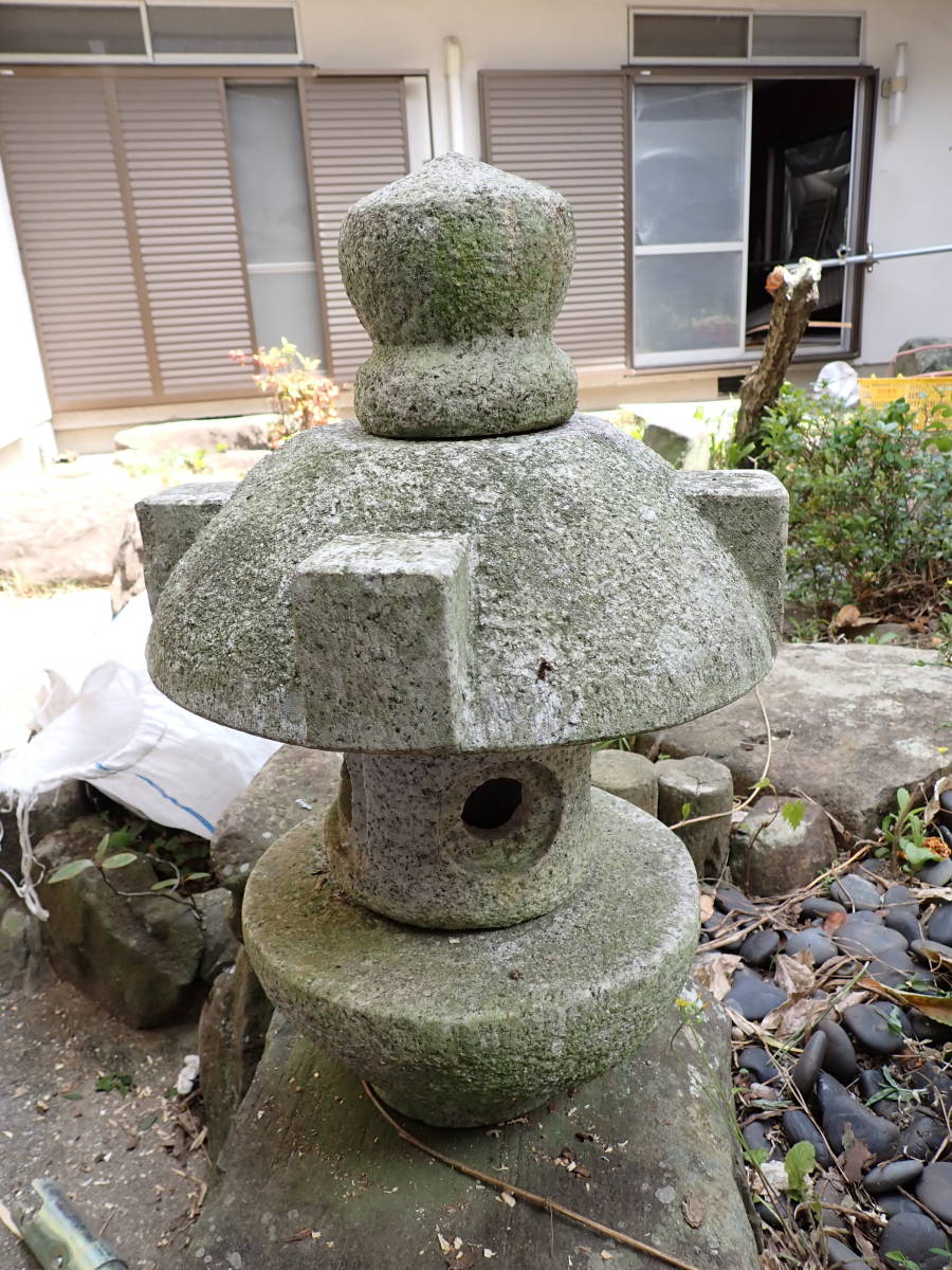 042704.. камень маленький размер лампа . лампа ..... двор камень . Tsukuba . скол .. камень .