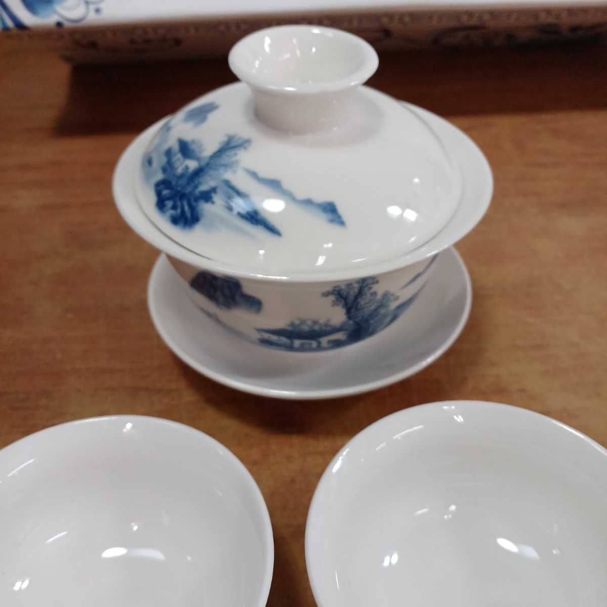 EM685 中国古美術 青花山水紋瓷枕・染付山水文瓷枕 幅鏤空双金銭 EM685 中国古美術 青花山水紋瓷枕・染付山水文瓷枕 幅鏤空双金銭
