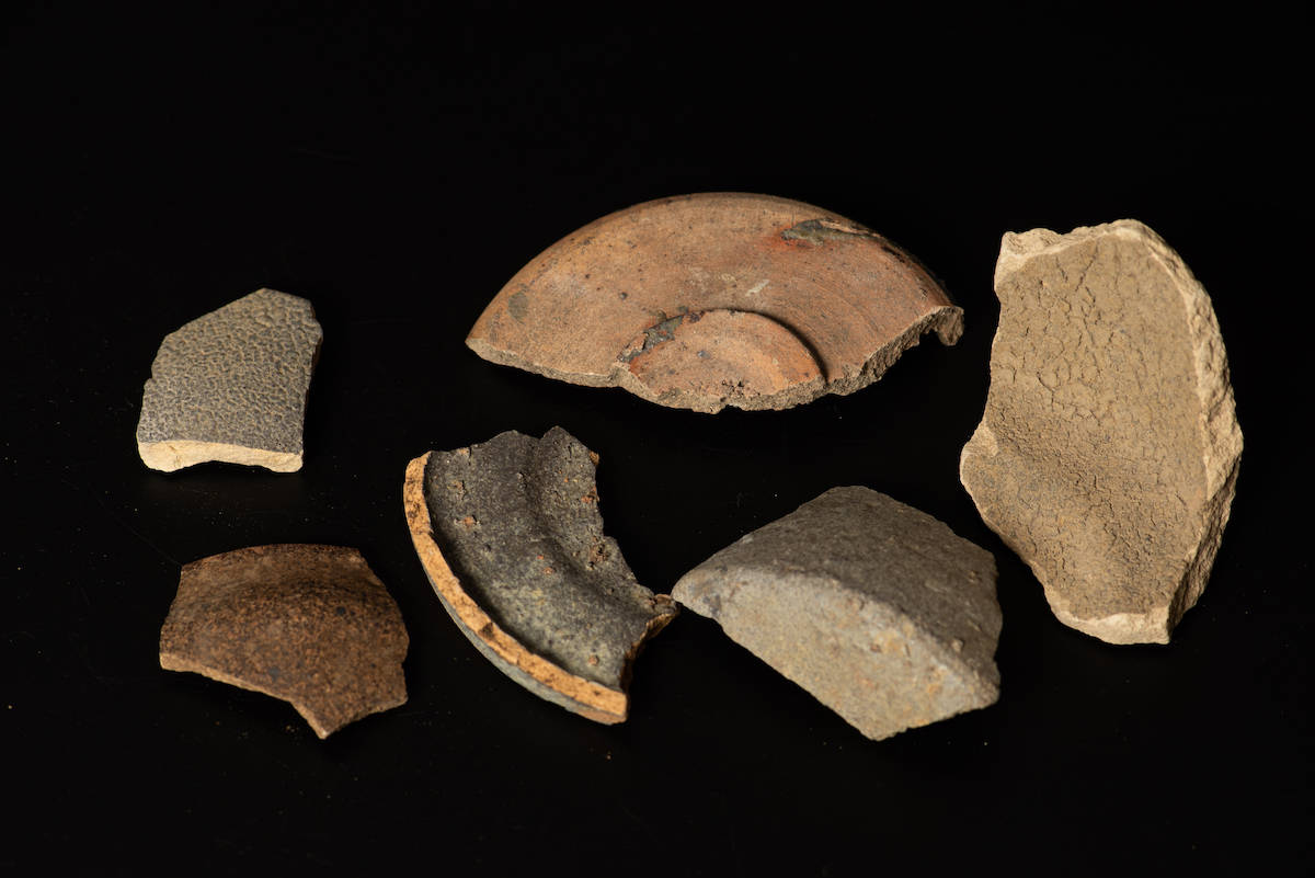 RE】特別出品 大萱古窯出土 瀬戸黒茶碗陶片 天正黒 検索:美濃/桃山/酒