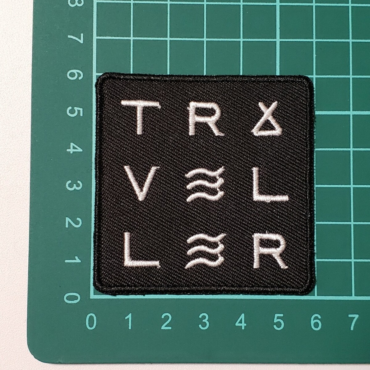 C-12【 アイロンワッペン 】 アウトドア 白黒 モノトーン モノクロ traveler トラベラー 【 刺繍ワッペン 】