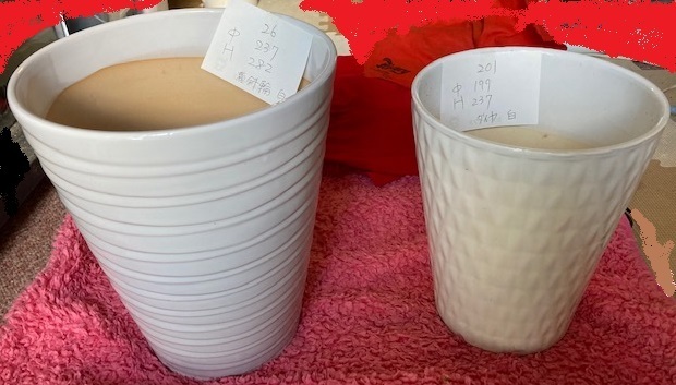  【ここだけのこの安値】白い陶器製の植木鉢　２点セットで７００円_画像1