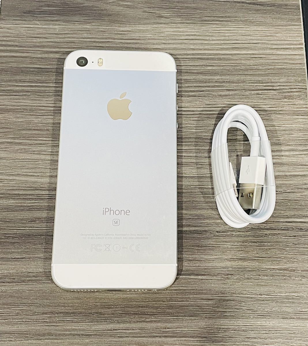 最新入荷 iPhone SE 初代 Silver 64 GB SIMフリー econet.bi