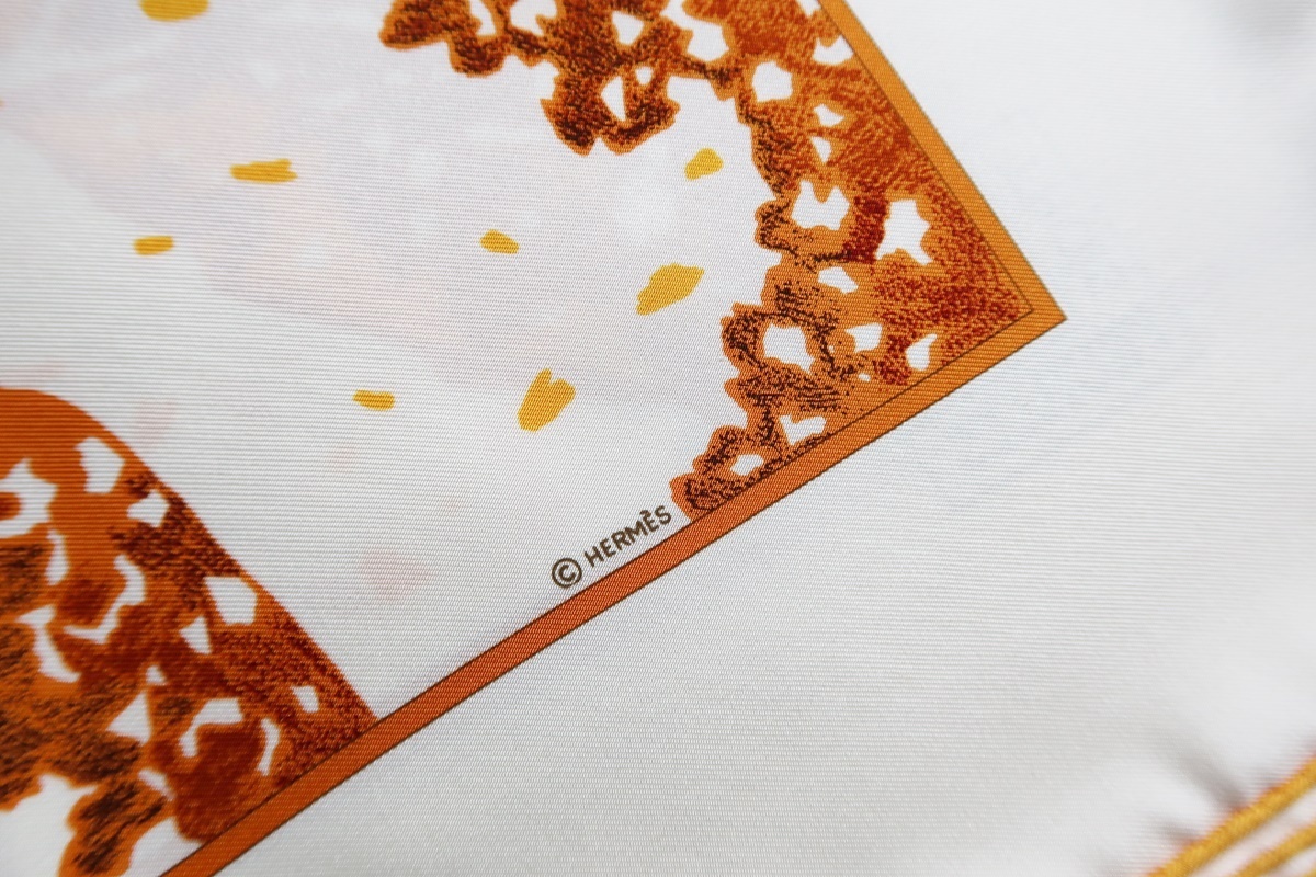 新品同様・未使用】HERMES エルメス スカーフ カレ【Trois Feuilles(3