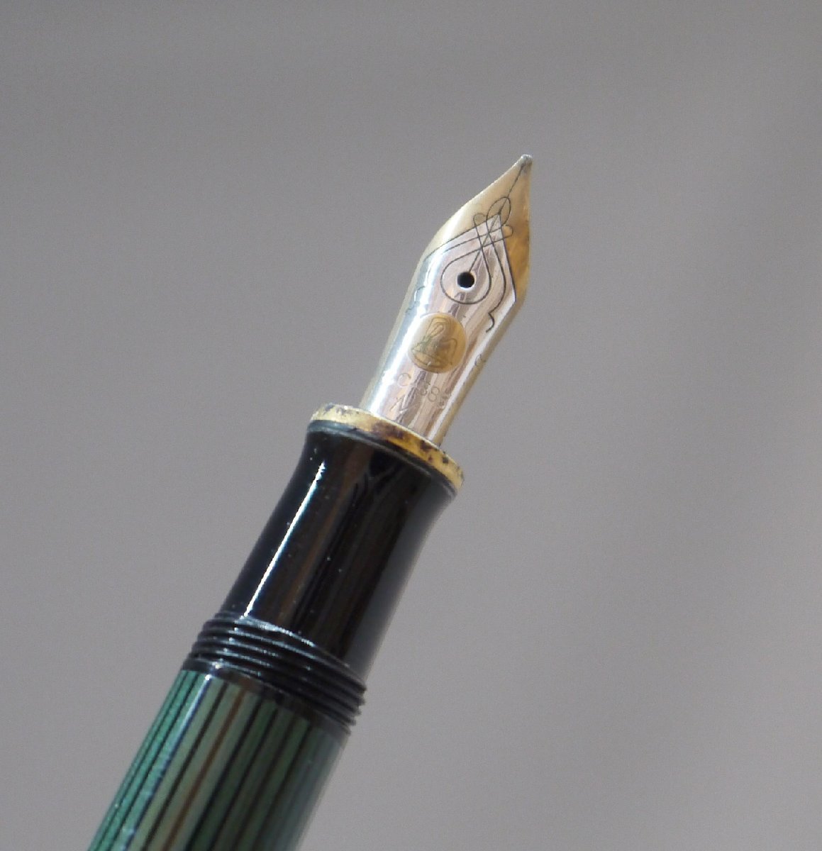 訳有品・保管品 Pelikan ペリカン 万年筆 吸入式 SOUVERAN GERMANY スーベレーン 14C-585 M グリーン×ブラック×ゴールド ネーム刻印あり_画像4