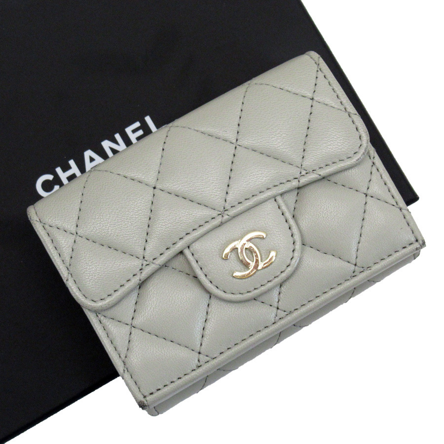 CHANEL シャネル 三つ折り財布 マトラッセ ラムスキン ライトグレー