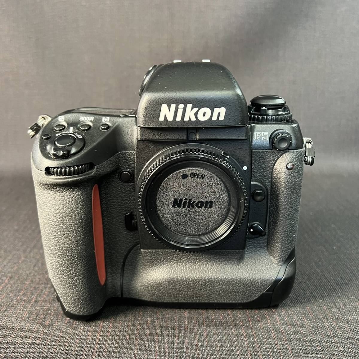 美品・即決あり】【送料無料】 Nikon F5 ボディ フィルムカメラ