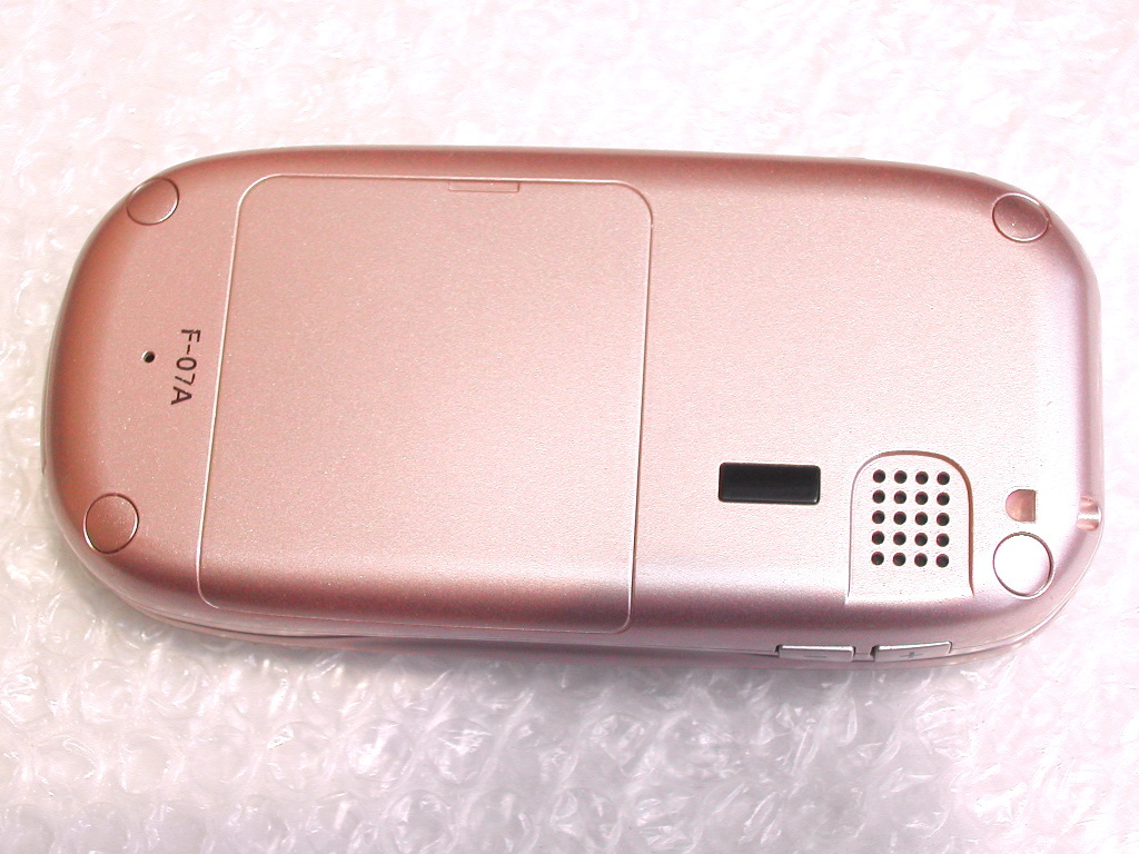 ドコモらくらくホンF-07AベーシックIIロゼ/F883iS/外観も大変 ドコモらくらくホンF-07AベーシックIIロゼ/F883iS/外観も大変