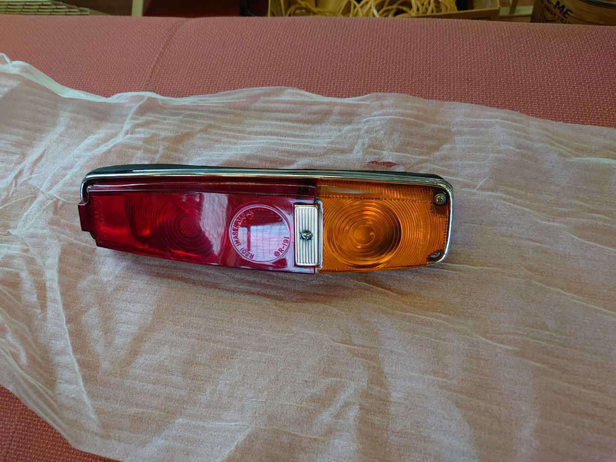  Mitsubishi Jeep tail lamp old car tail light Mitsubishi Jeep rear tail lamp ( one side ) new goods unused storage goods Mitsubishi Jeep parts Mitsubishi automobile parts 