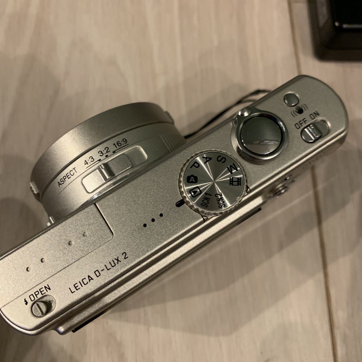 LEICA CAMERA D-LUX 2 8メガピクセル デジタルカメラ 軍派遣 - ideup