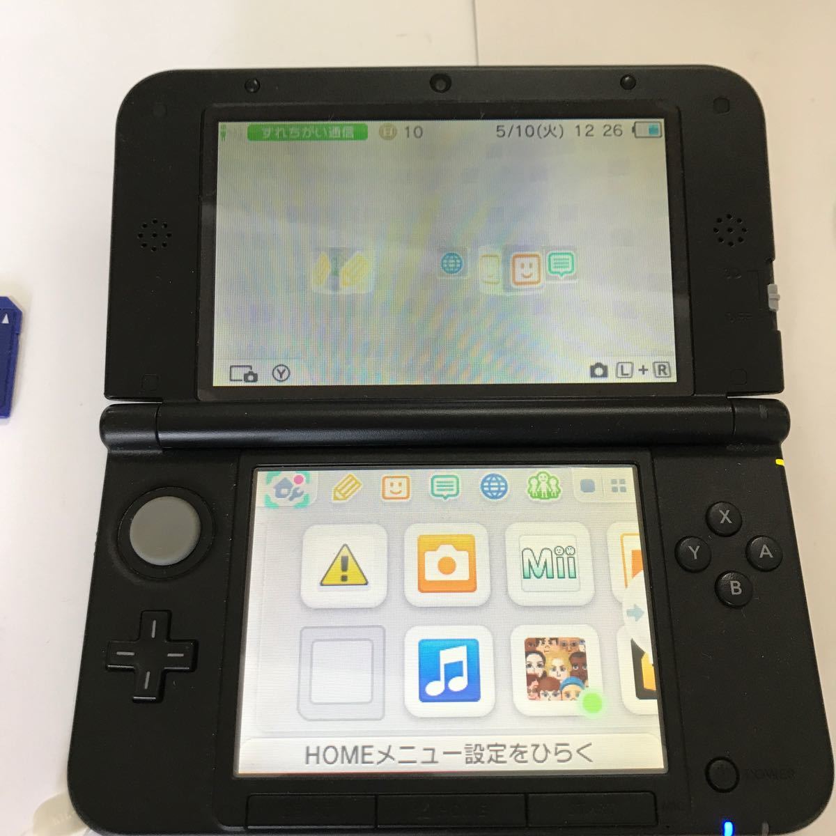 ニンテンドー3DS本体とアダプター、SDカードとソフト3本です。