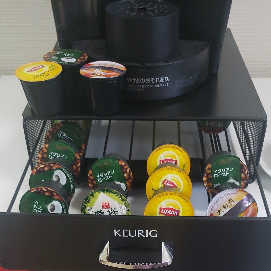 コーヒーメーカー KEURIG+原料ケース台