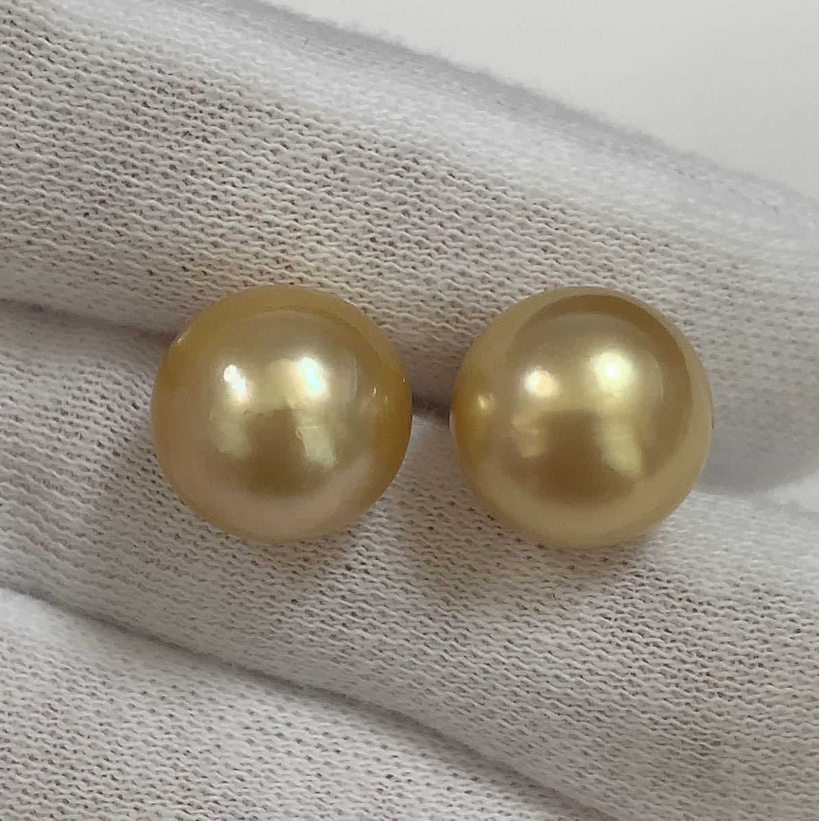  south . White Butterfly pearl earrings large sphere book@ pearl Gold natural color 