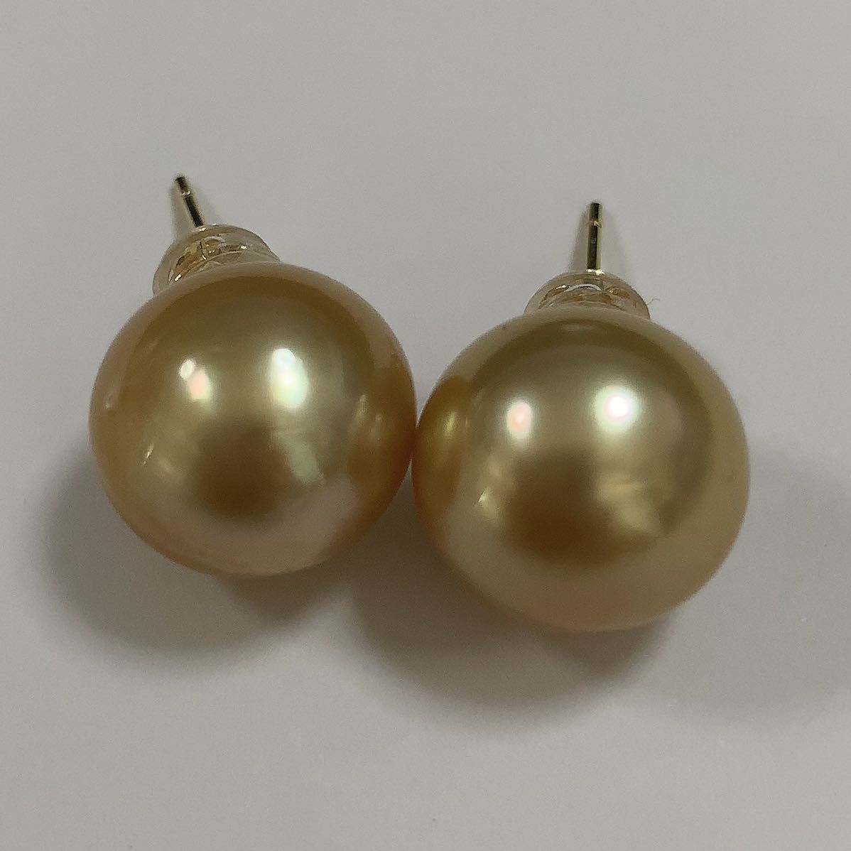  south . White Butterfly pearl earrings large sphere book@ pearl Gold natural color 