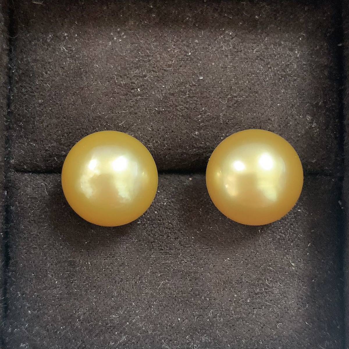  south . White Butterfly pearl earrings large sphere book@ pearl Gold natural color 