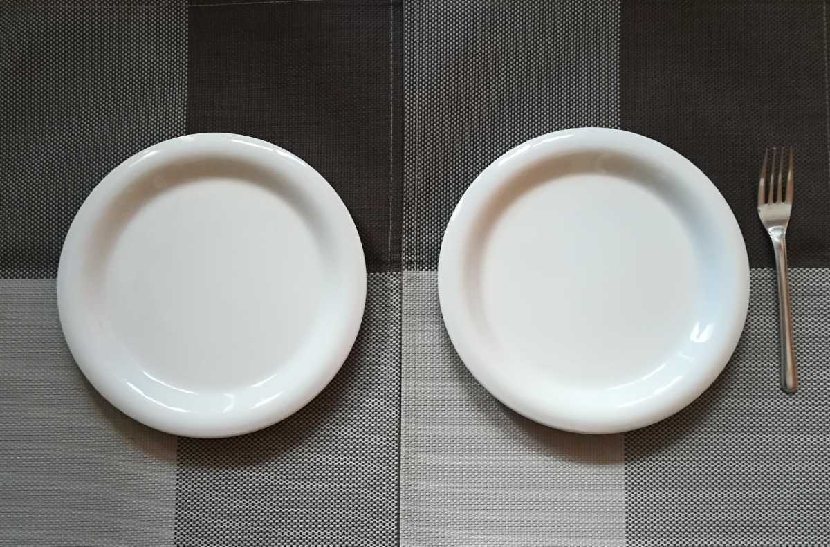 プレート　2枚セット　約23cm　お皿　オフホワイト　ふちあり　白　シンプル_画像1