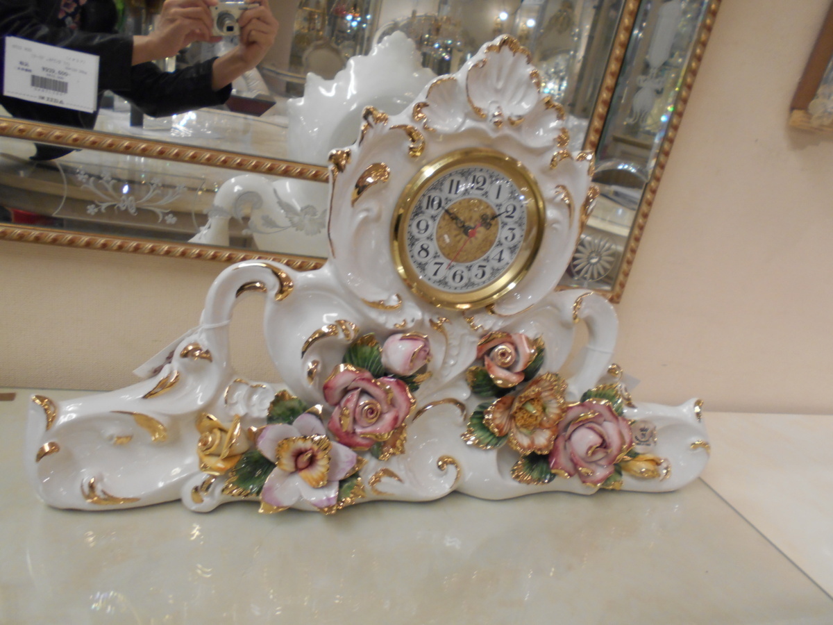 イタリア輸入美しい陶器ホワイトアイボリーベースピンクローズ薔薇の置時計イタリア輸入ホワイトアイボリーベース美しい薔薇ローズの置時計