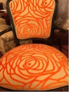 イタリア輸入ブラウンウッド枠オレンジのアームチェアオレンジのダイニングチェア幾何学模様オレンジのチェア椅子